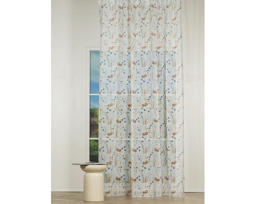 Șaluri decorative cu model floral în fața ferestrei