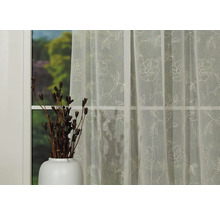 Șaluri decorative cu model floral în fața unei ferestre