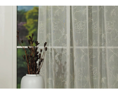 Șaluri decorative cu model floral în fața unei ferestre