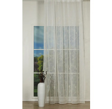 Fereastră cu draperie semitransparentă cu motiv floral