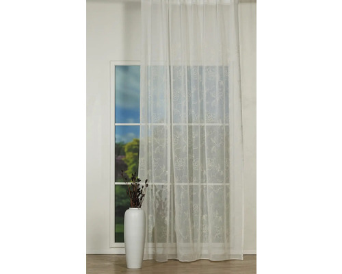 Fereastră cu draperie semitransparentă cu motiv floral