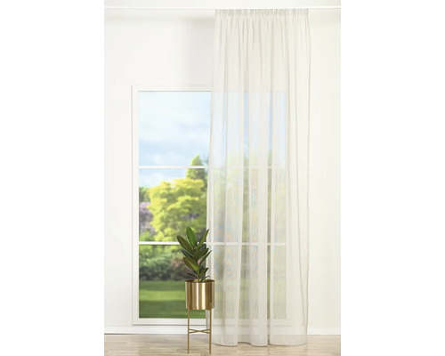 Cortină din țesătură ușoară în fața unei ferestre