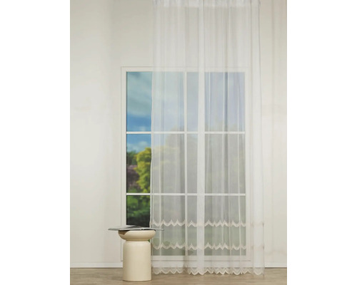 Fereastră cu perdea albă, transparentă și decor