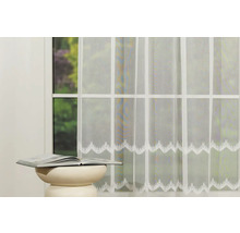 Cortină decorativă, transparentă cu fereastră și carte pe o măsuță laterală