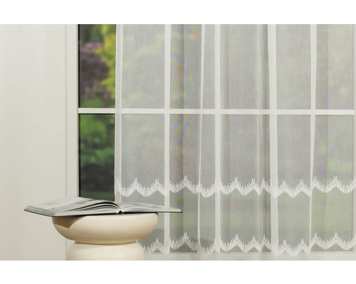 Cortină decorativă, transparentă cu fereastră și carte pe o măsuță laterală