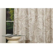 Cortină decorativă cu model floral și o bancă cu o carte pe ea în fața unei ferestre.