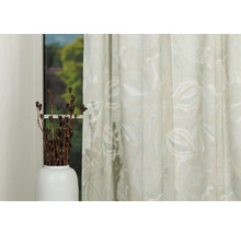 Șaluri decorative în fața ferestrei cu vază de flori