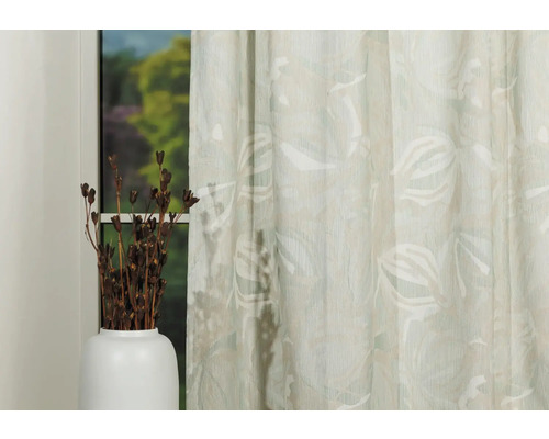 Șaluri decorative în fața ferestrei cu vază de flori