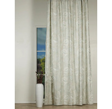 Cortină decorativă cu model floral în fața unei ferestre