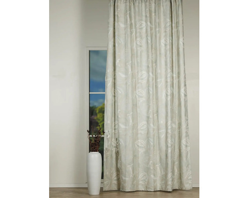 Cortină decorativă cu model floral în fața unei ferestre