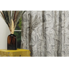 Perdele decorative cu model floral lângă o vază cu iarbă ornamentală pe o masă galbenă