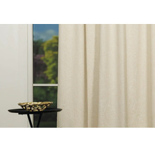 Cortină decorativă pentru fereastră lângă o măsuță laterală cu un bol.