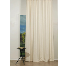 Vedere la o draperie lungă, drapată, la fereastră