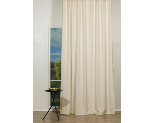 Vedere la o draperie lungă, drapată, la fereastră