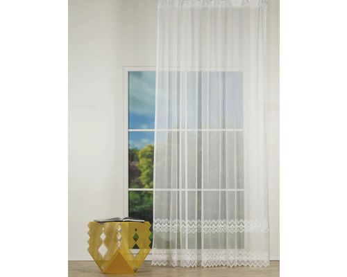 Decorare fereastră cu perdea albă transparentă