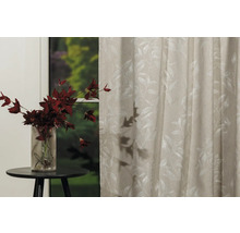 Perdea decorativă cu model de frunze lângă o masă cu o vază de flori