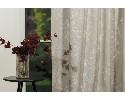 Perdea decorativă cu model de frunze lângă o masă cu o vază de flori