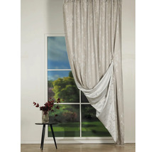 Cortină decorativă lângă o fereastră și o măsuță laterală