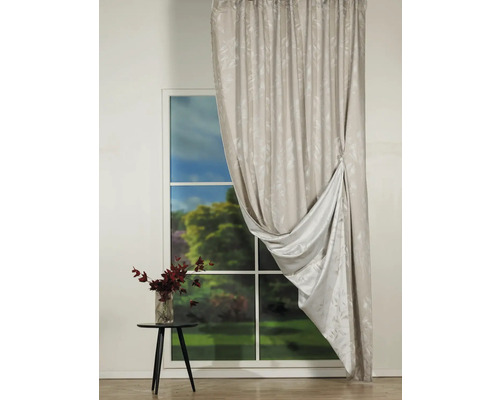 Cortină decorativă lângă o fereastră și o măsuță laterală