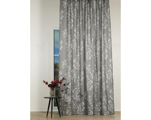 Cortină gri cu model floral în fața ferestrei