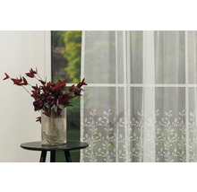 Decor de fereastră cu perdea și vază de flori pe masă