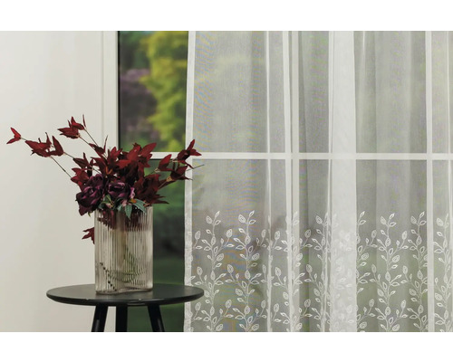 Decor de fereastră cu perdea și vază de flori pe masă