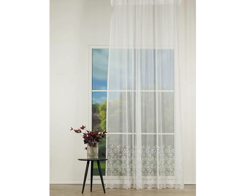 Fereastră cu perdea transparentă cu motiv de frunze și decorațiuni