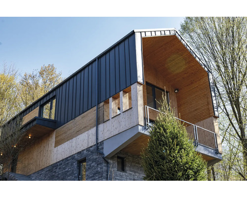 Vedere a unei case moderne cu acoperiș metalic și fațadă din lemn