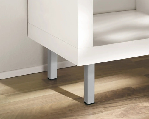 Prim-plan al unui mobilier de baie alb cu picioare argintii