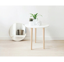 Scenă decorativă cu oglindă rotundă, masă albă și plante de interior