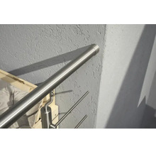 Balustradă din oțel inoxidabil fixată pe un perete.