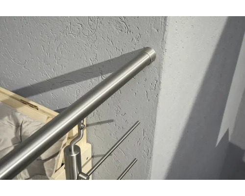Balustradă din oțel inoxidabil fixată pe un perete.
