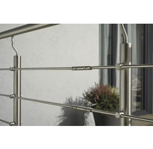 Balustradă din oțel inoxidabil cu elemente de fixare.