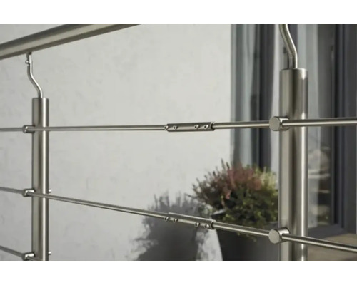 Balustradă din oțel inoxidabil cu elemente de fixare.