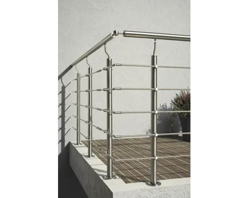 Balustradă din oțel inoxidabil cu bare orizontale pentru exterior.