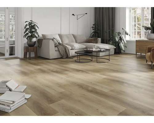 Living luminos cu podea din lemn.