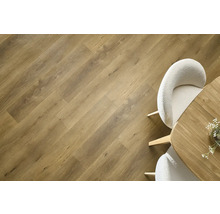 Imagine cu o cameră cu podea laminată cu aspect de lemn, masă și scaune