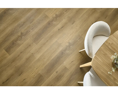 Imagine cu o cameră cu podea laminată cu aspect de lemn, masă și scaune