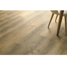 Prim-plan cu o podea cu structură de lemn și un scaun