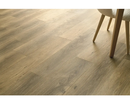 Prim-plan cu o podea cu structură de lemn și un scaun