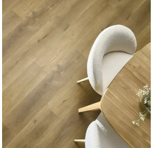 Imagine cu o cameră cu podea din lemn, masă și scaune