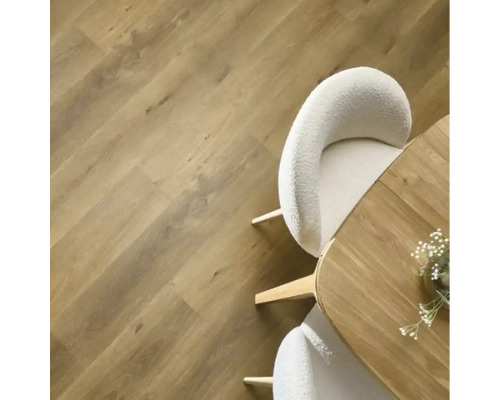 Imagine cu o cameră cu podea din lemn, masă și scaune