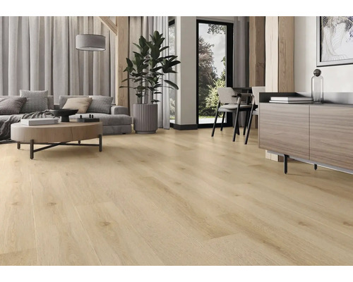 Living luminos cu podea din lemn, canapea, masă și plantă