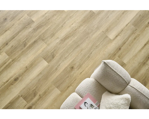 Pardoseală cu panouri cu aspect de lemn și zonă de relaxare