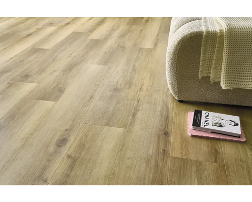 Podea deschisă la culoare cu structură din lemn și canapea asortată