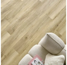 Imagine cu o podea din lemn cu un fotoliu deschis la culoare