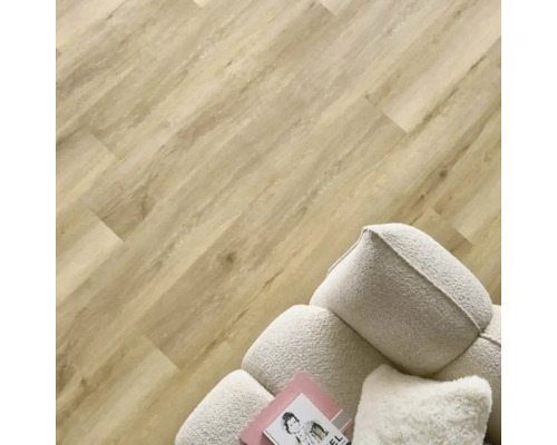 Imagine cu o podea din lemn cu un fotoliu deschis la culoare