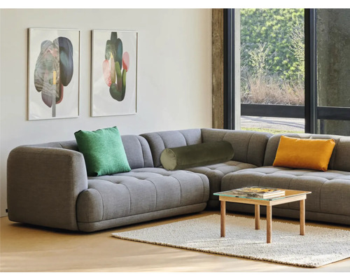 Living cu canapea de colț gri, perne și masă mică