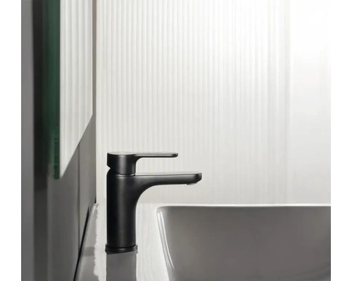 Baie modernă cu robinet negru și lavoar.