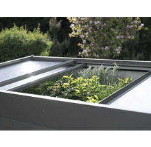 Jardinieră înălțată cu capac deschis, plantată cu ierburi aromatice
